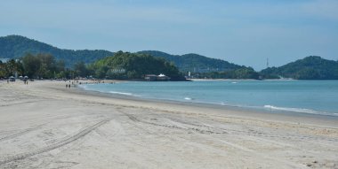 Yaz gününde el değmemiş kumlu plaj