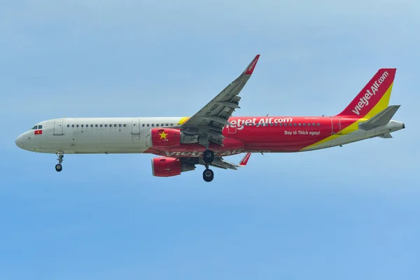 Avião de passageiros aterrissando no aeroporto — Fotografia de Stock