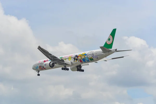 Avion de passagers atterrissant à l'aéroport — Photo