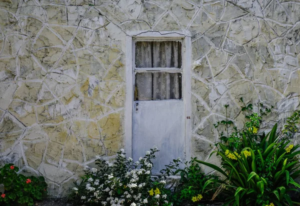 Дерев'яні двері старовинного літнього будинку — стокове фото