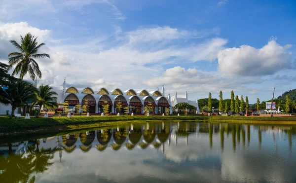 Danau Refleksi dengan taman kota — Stok Foto