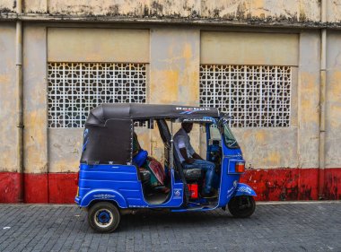 Galle sokakta Tuk tuk taksi, Sri Lanka 