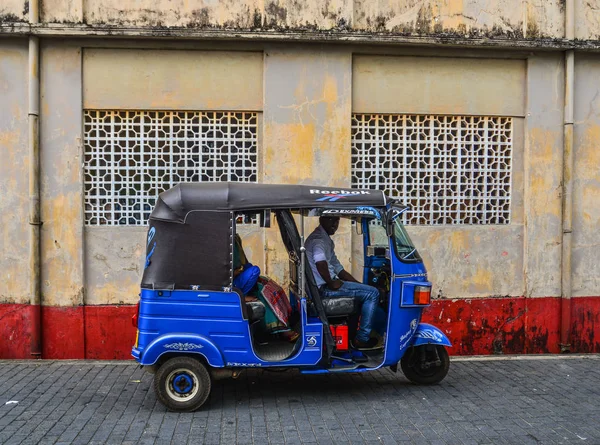 Tuk tuk táxi na rua em Galle, Sri Lanka — Fotografia de Stock