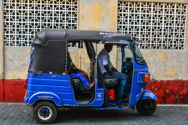 Tuk tuk taxi auf der straße in galle, sri lanka — Stockfoto