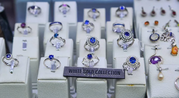 Gold jewelry in the display window — Stock Photo, Image