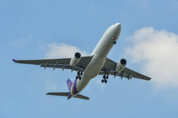 Avião aterrissando no aeroporto — Fotografia de Stock
