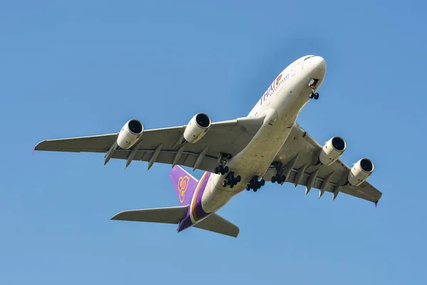 Aterrizaje del avión en el aeropuerto — Foto de Stock