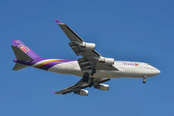 Aterrizaje del avión en el aeropuerto — Foto de Stock