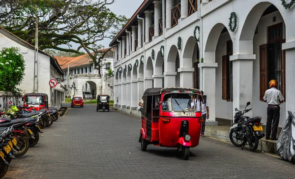 Tuk tuk táxi na rua em Galle, Sri Lanka — Fotografia de Stock