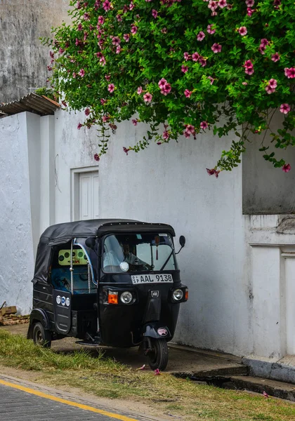 Tuk tuk taxi en la calle en Galle, Sri Lanka — Foto de Stock