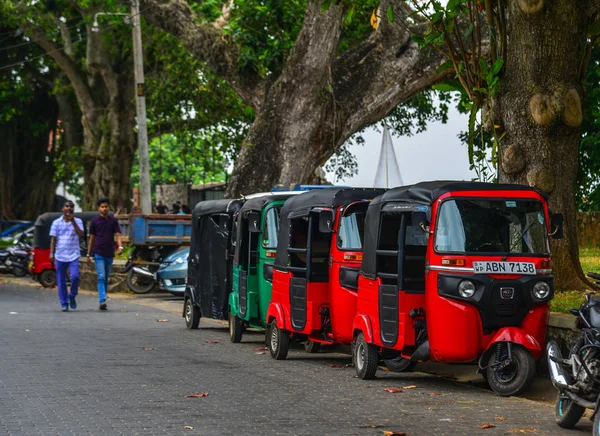 Tuk tuk taxi en la calle en Galle, Sri Lanka — Foto de Stock