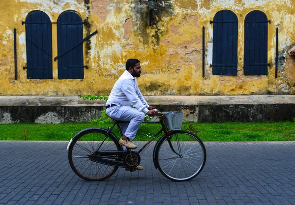 Um homem ansioso dirigindo uma bicicleta nas ruas — Fotografia de Stock