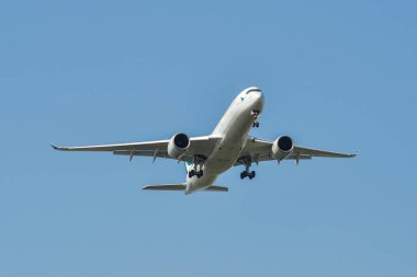 Uçak havaalanına iniyor. 