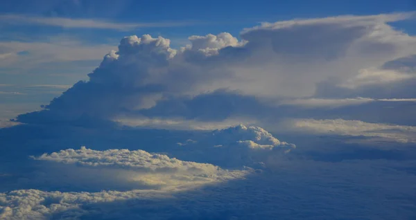 Céu azul com nuvens no dia de verão — Fotografia de Stock