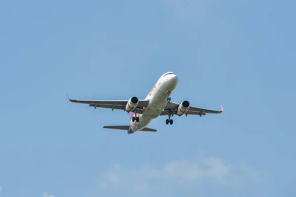 Aterrizaje del avión en el aeropuerto — Foto de Stock