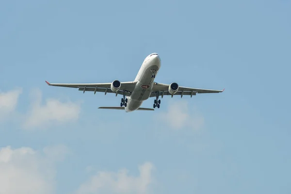 Aterrizaje del avión en el aeropuerto — Foto de Stock