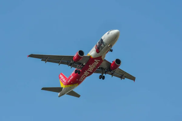 Aterrizaje del avión en el aeropuerto — Foto de Stock