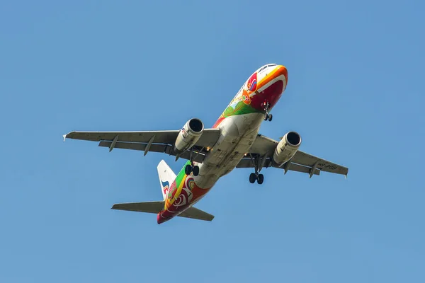 Atterrissage en avion à l'aéroport — Photo