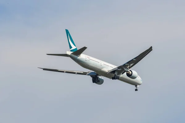 Airplane landing at the airport — Stock Photo, Image