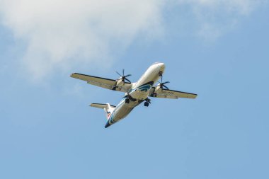 Uçak havaalanına iniyor. 