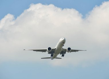 Uçak havaalanına iniyor. 