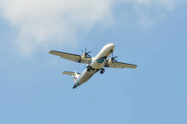 Vliegtuig landing op de luchthaven — Stockfoto