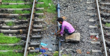 Ray üzerinde el yıkayan bir adam