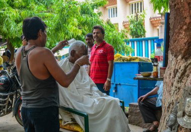 Şehir merkezinde sokak berberi
