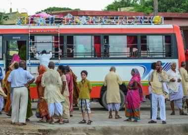 İnsanlar otobüs durağında bekliyor.