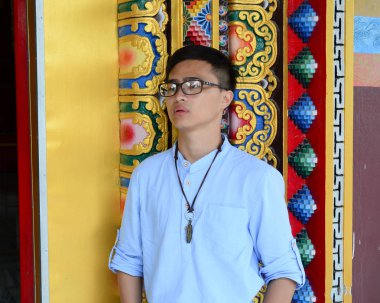 Genç bir adam Tibet tapınağıziyaret 