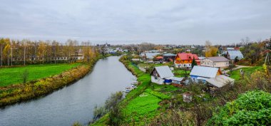 Nehir ile Suzdal Antik Kenti 