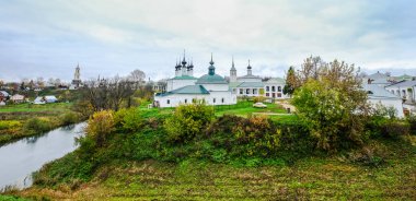 Nehir ile Suzdal Antik Kenti 