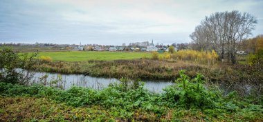 Nehir ile Suzdal Antik Kenti 