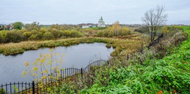 Nehir ile Suzdal Antik Kenti 