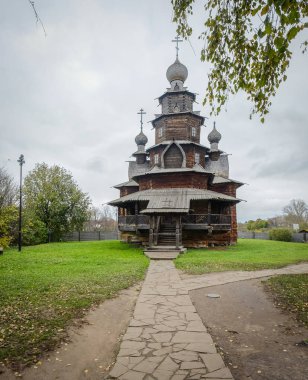 Sonbaharda eski bir kasaba 