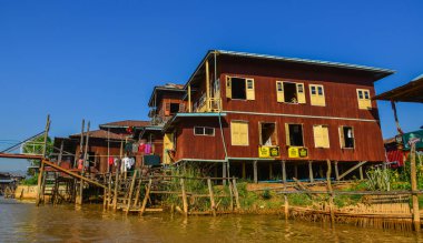 Inle Gölü, Myanmar üzerinde kayan Köyü 