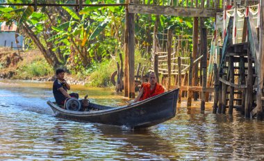 Inle Gölü'nde ahşap tekne, Myanmar 