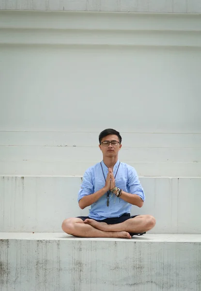 Um homem asiático praticando meditação de ioga — Fotografia de Stock