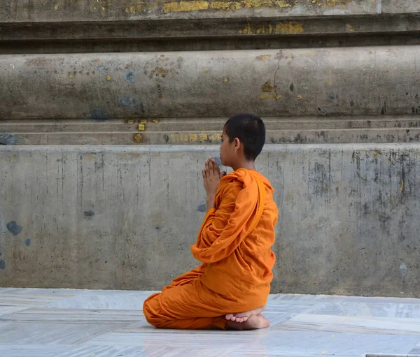 Um monge novato orando no templo — Fotografia de Stock