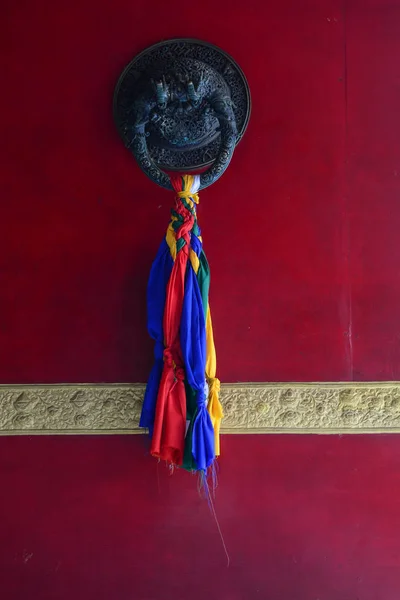 Ворота тибетского храма в Бодхгае, Индия — стоковое фото