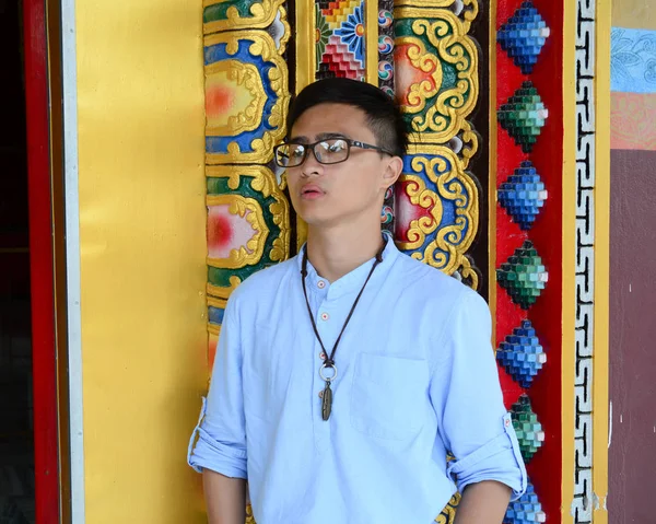 Молодой человек посещает тибетский храм — стоковое фото