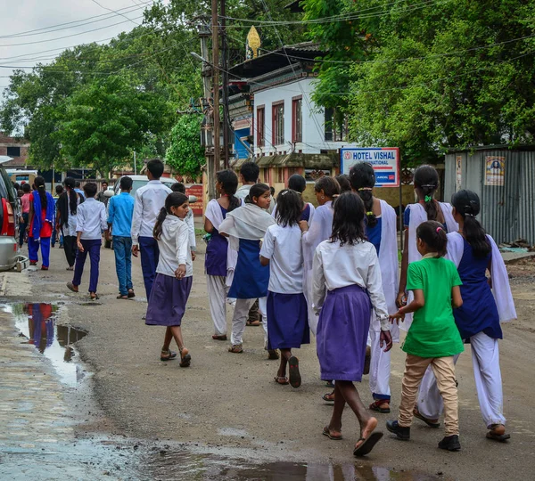 Estudantes do ensino médio caminhando na estrada — Fotografia de Stock