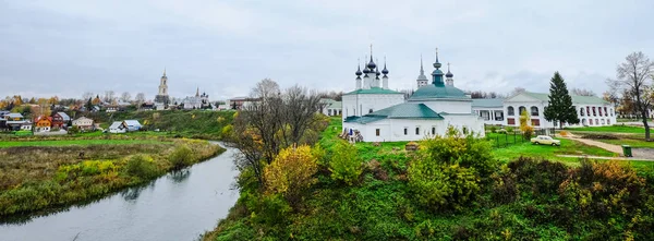 Суздальский древний город с рекой — стоковое фото