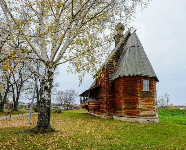 Antigua casa de madera en Suzdal, Rusia — Foto de Stock