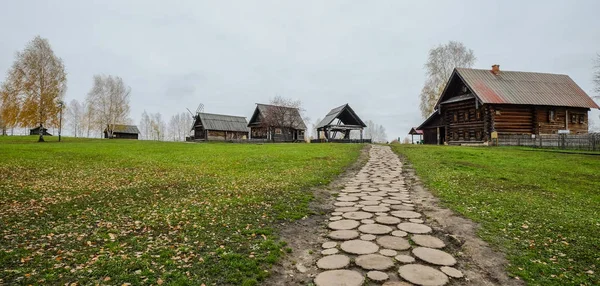 Ancient wooden house in Suzdal, Russia — Stock Photo, Image