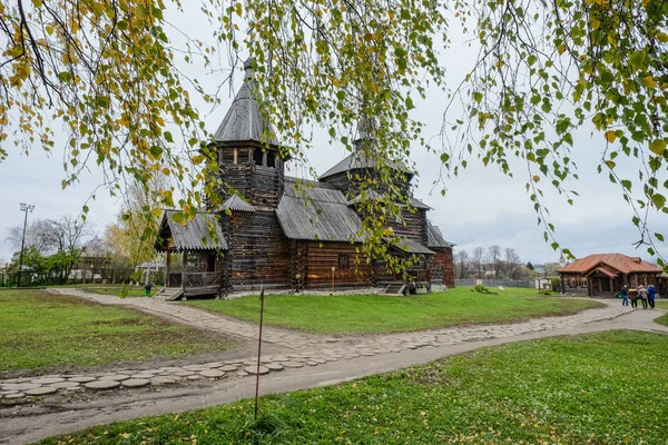 Antigua casa de madera en Suzdal, Rusia — Foto de Stock