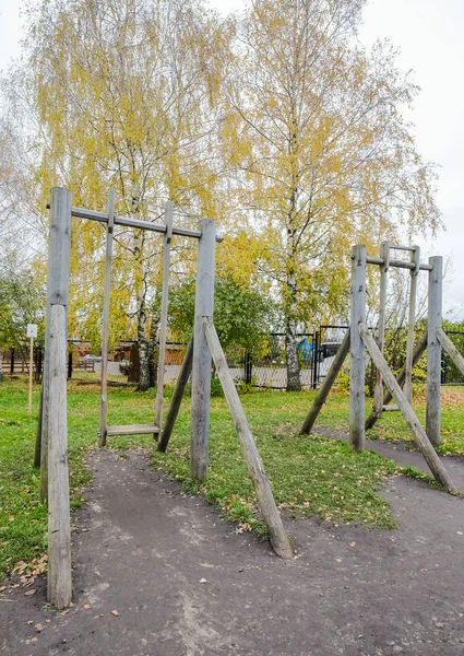 Kinder-Seilschaukel im Herbstpark — Stockfoto