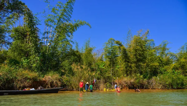 Persone che lavorano su Inle Lake, Myanmar — Foto Stock