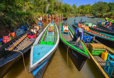 Inle Gölü'nde ahşap tekne, Myanmar 