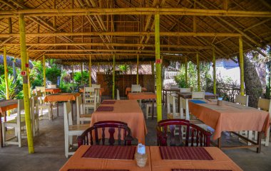 Kırsal bir restoranda tahta sandalyeler ve masalar. 